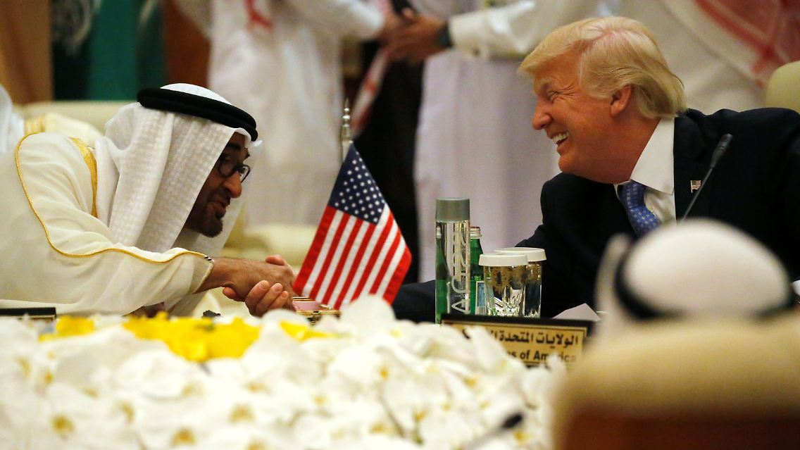 Trumps Äußerungen sorgten nur zwei Tage nach der Präsidentschaftswahl im Iran für Ärger. Der iranische Außenminister Mohammed Dschawad Sarif sagte angesichts des milliardenschweren Rüstungsdeals: Man frage sich, ob das Außenpolitik sei oder es nur darum gehe, das Königreich "zu melken".