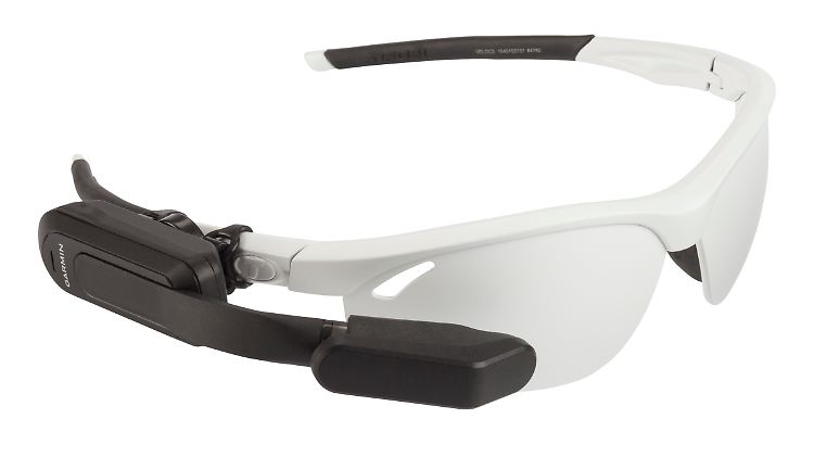 Ein Miniprojektor bringt die Informationen direkt in das Glas der Brille.