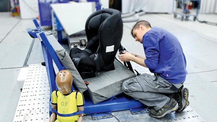 Gemeinsam mit dem ADAC hat die Stiftung Warentest 37 Kindersitze fürs Auto geprüft.