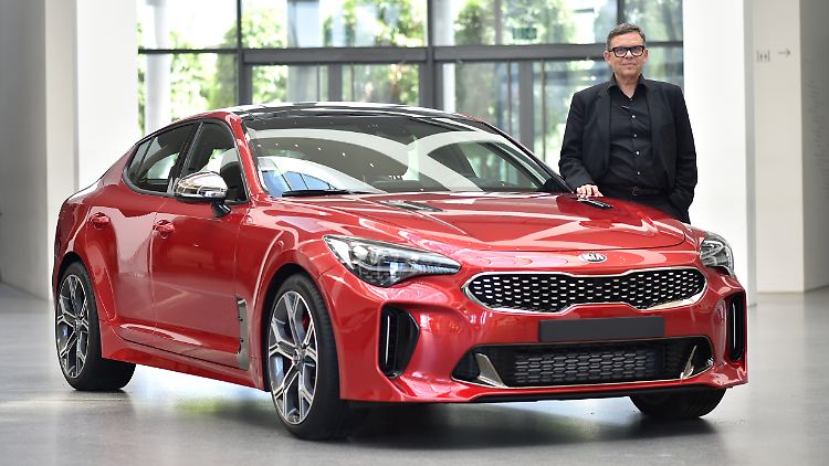 Stolz steht Chefdesigner Peter Schreyer neben seinem neuesten Wurf, dem Kia Stinger.