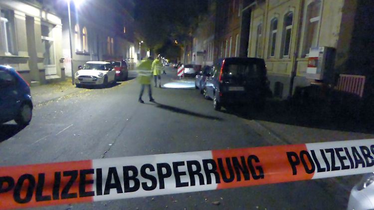 Polizisten sichern den Tatort im November vergangenen Jahres.