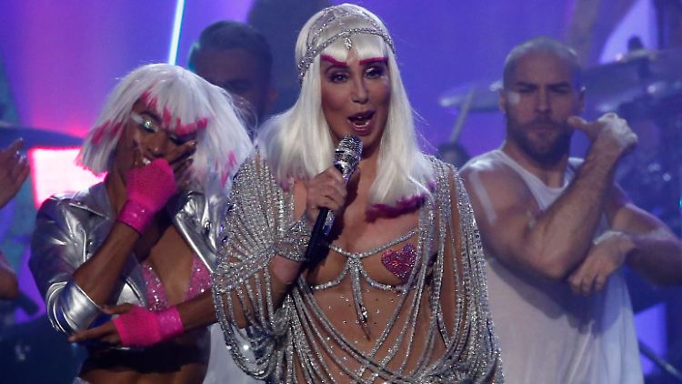 Cher performt ihren Hit "Believe" bei den Billboard Music Awards - wenig später wird sie als Ikone ausgezeichnet.