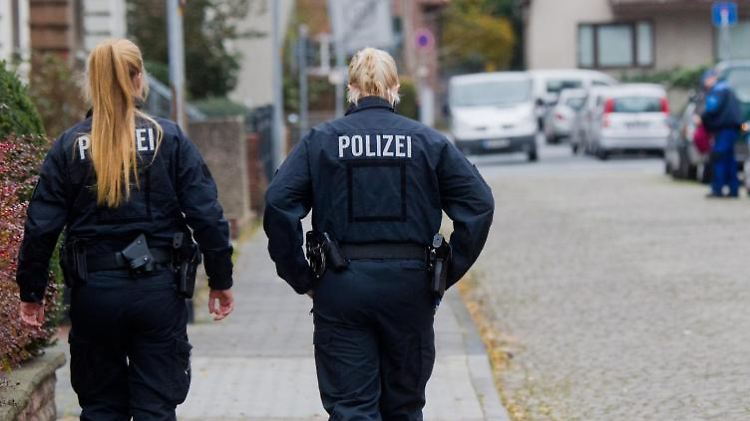 Der Mann schleifte die Frau 200 Meter weit über eine Straße in Hameln.
