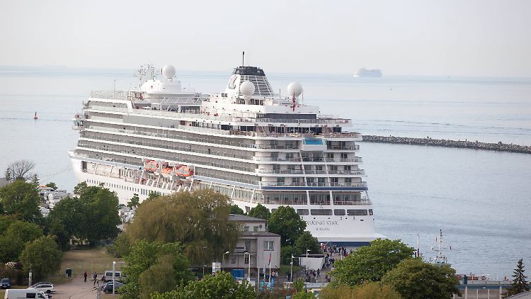 Das Kreuzfahrtschiff "Viking Star" der Reederei Viking Ocean Cruises im Hafen von Warnemünde. (Bild von 201´5)