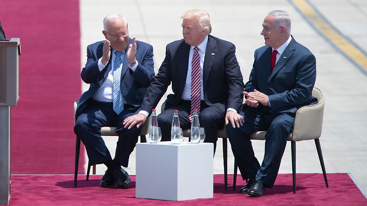 Donald Trump berührt den israelischen Präsidenten Rueven Rivlin und Premierminister Benjamin Netanjahu nach seiner Ankunft in Tel Aviv. 