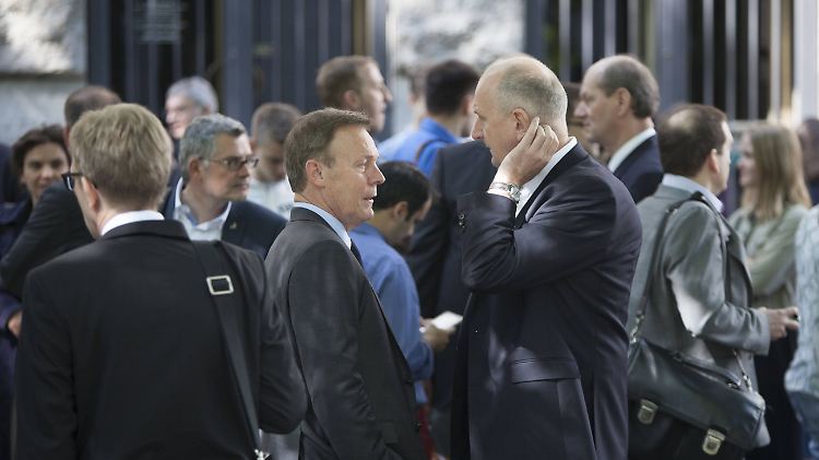 Am Vormittag wurde das Willy-Brandt-Haus evakuiert, auch Fraktionschef Thomas Oppermann und Brandenburgs Ministerpräsident Dietmar Woidke standen auf der Straße.