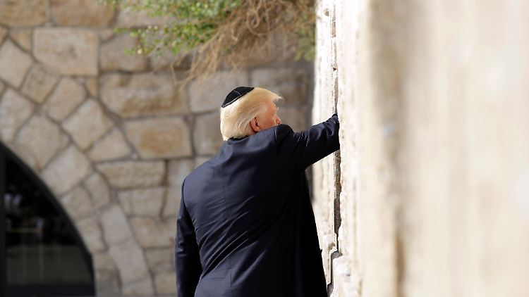 Donald Trump an der Klagemauer. Im Bereich, der nur für Frauen zugänglich ist, hinterließ seine Frau Melania ebenfalls einen Zettel.