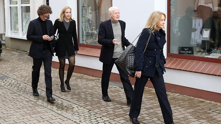 Anton Schlecker (2. von rechts) mit seiner Frau Christina (rechts) und seinen Kindern Meike und Lars.