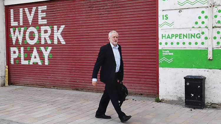 Labour-Chef Corbyn will auch nach einer Wahlschlappe im Juni im Amt bleiben.