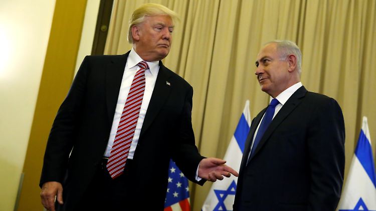 Bei einem Treffen mit dem israelischen Ministerpräsidenten Benjamin Netanjahu rechts) versucht Trump sich zu rechtfertigen.