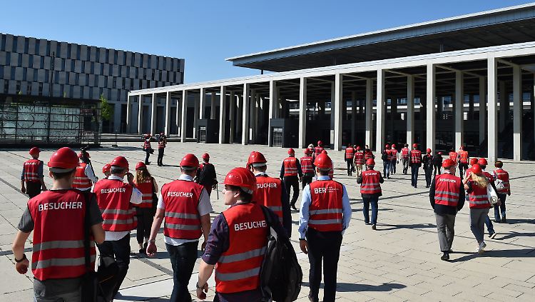 Mitglieder des Berliner Abgeordnetenhauses und der Senatsverwaltung auf der Baustelle des Flughafens Berlin Brandenburg (BER). 