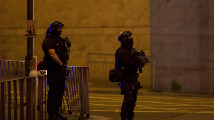 Britische Polizisten nach dem Terroranschlag von Manchester