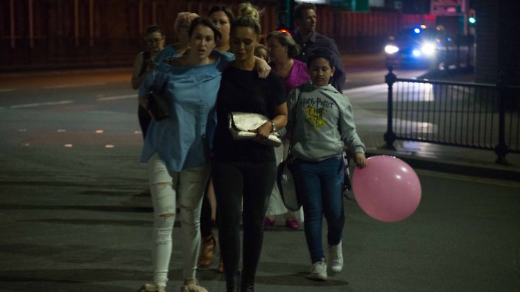 22 Tote und knapp 60 Verletzte: Nach der Explosion stürmten Tausende Konzertbesucher panisch aus der Arena. 
