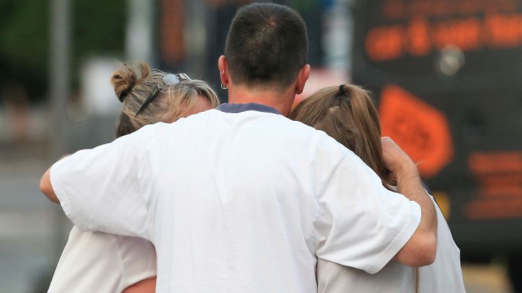 Viele Politiker äußern sich bestürzt und künden an, gemeinsam gegen den Terror vorgehen zu wollen.