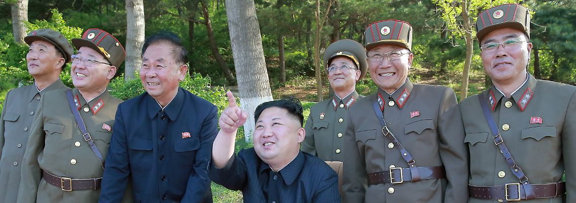 Was fliegt denn da? Nordkoreas Diktator Kim (M.) beobachtet am gestrigen Montag einen Raketenstart.