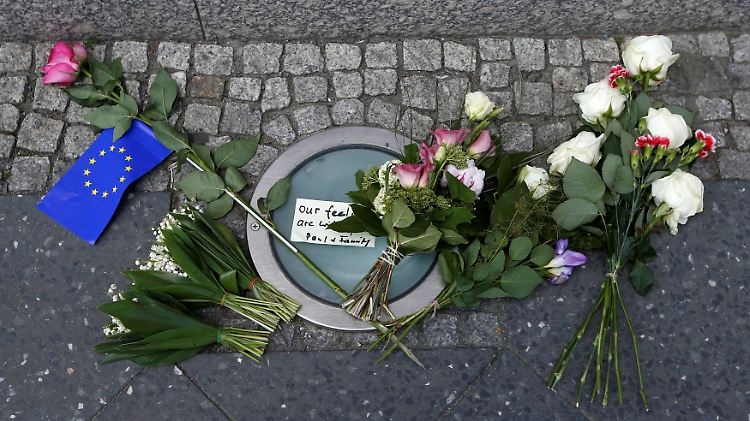 Am Tag nach der Attacke liegen Blumen vor der Manchester Arena.