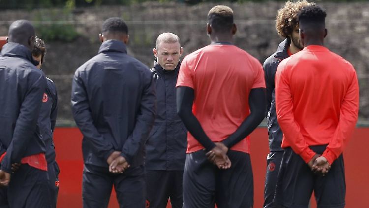 Manchester United legt während des Abschlusstrainings eine Schweigeminute für die Terroropfer ein.