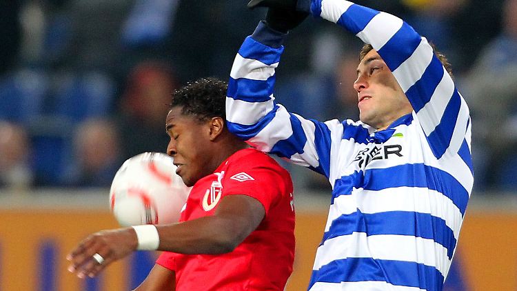 Der Duisburger Benjamin Kern (r.) und der Cottbusser Bernardo de Oliveira im Infight.