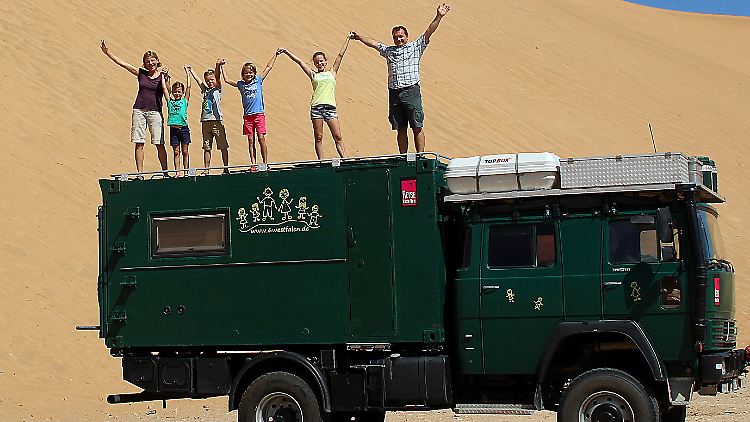 Mutter Judith, Marie, Ruben, Lea, Hannah und Vater Jochen Vosseberg (v.l.), stehen auf ihrem Truck an der sogenannten Düne Sieben, einem Ausläufer der Wüste Namib in Namibia nahe der Stadt Walvis Bay.
