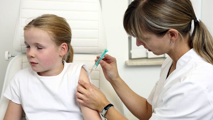 Die ständige Impfkommission am Robert Koch-Institut (Stiko) empfiehlt für Kinder zahlreiche Schutzimpfungen, etwa gegen Masern, Mumps und Röteln.
