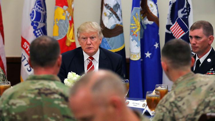 Trump bei einem Besuch des Central Command (Centcom) und Special Operations Command (Socom) Hauptquartiers in Tampa im Februar