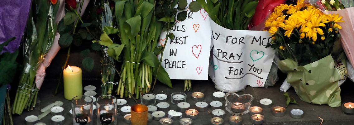 Blumen und Kerzen erinnern an die Opfer des Anschlags in Manchester. Einige von ihnen waren Kinder.