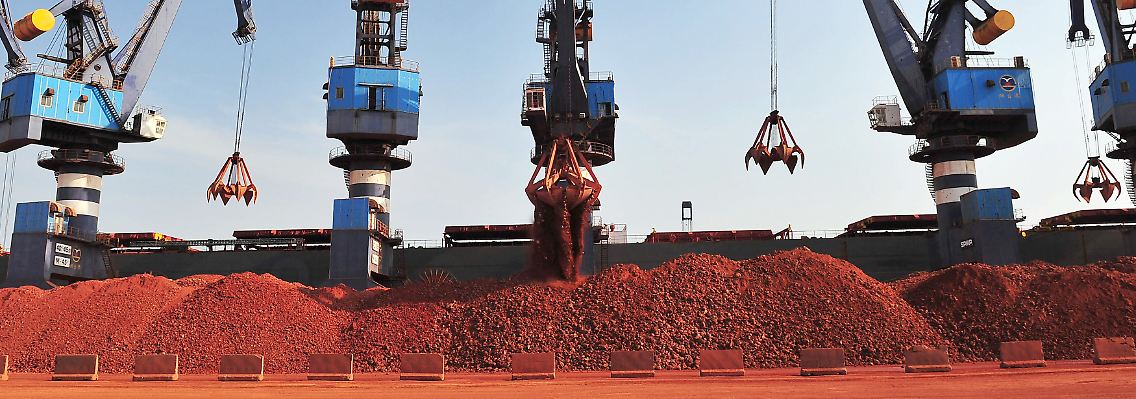 Im Hafen von Yantai in der Provinz Shandong wird Bauxit aus Guinea entladen.