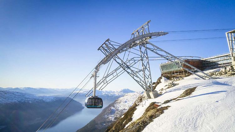 Mit dem Loen Skylift gelangt man in etwa fünf Minuten von Loen zum Gipfel des Hoven.