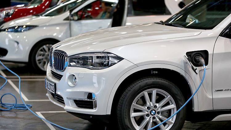 BMW macht einen Gewinnsprung und das, obwohl 2017 viel Geld in Investitionen floss - etwa in Elektromobilität.