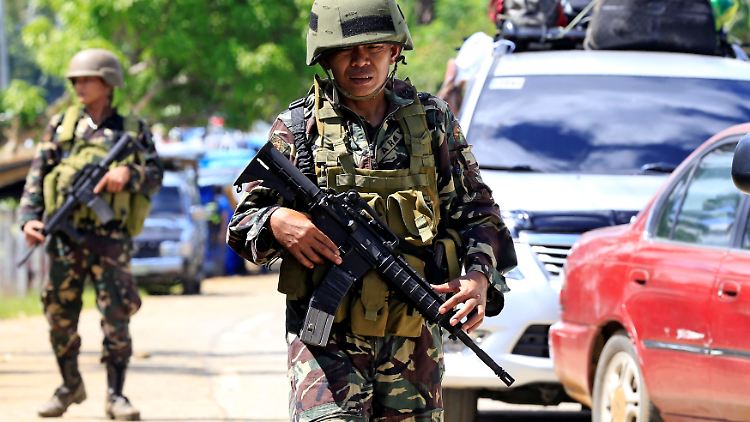 Philippinische Soldaten an einem Checkpoint nahe Marawi. Präsident Duterte hat über die Region das Kriegsrecht verhängt.