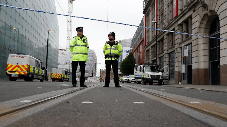 In Großbritannien herrscht die höchste Terrorwarnstufe. Polizei und Militär zeigen deswegen besondere Präsenz. Nun gibt es weitere Festnahmen in Manchester.