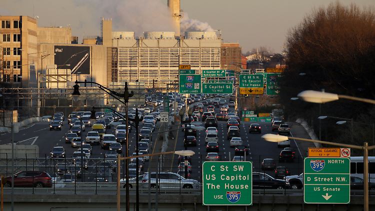 Rushhour in Washington DC. Im Hintergrund dampft ein Elektrizitätswerk.