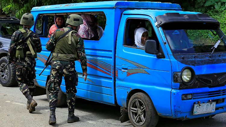 Regierungssoldaten kontrollieren einen Kleinbus in der Nähe von Marawi.