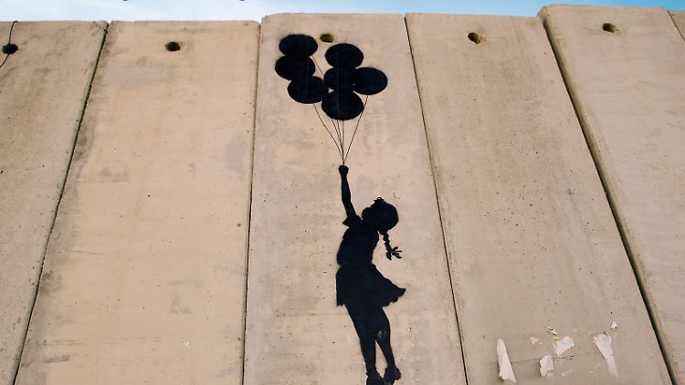 Das Banksy-Graffiti  "Balloon Girl" auf der Mauer, die Israel an der Grenze zum Westjordanland gebaut hat.