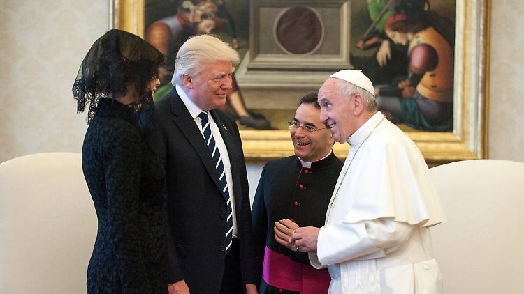 "Er hat etwas", sagte Trump anschließend über seine Begegnung mit dem Papst. Die war von großer Herzlichkeit geprägt. Anders als noch in Saudi Arabien trug seine Frau Melania ihr Haar verschleiert.