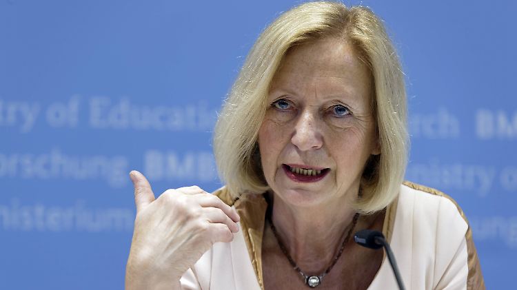 Johanna Wanka im November 2015 sah einen verbalen Angriff auf die gesamte Bundesregierung.