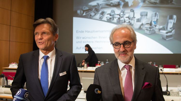 Der Vorsitzende des Aufsichtsrats des Automobilzulieferers Grammer AG, Klaus Probst (l), und der Vorstandsvorsitzende Hartmut Müller.
