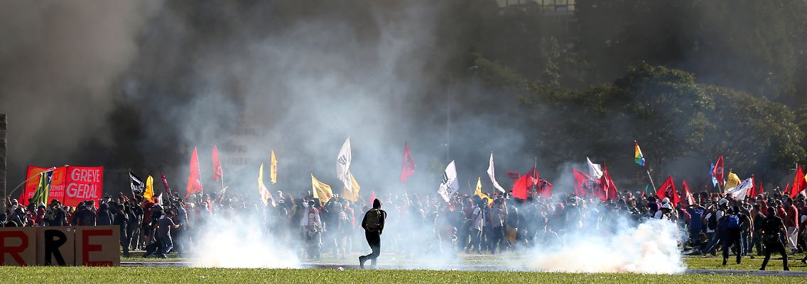 35.000 Demonstranten wollen den Rücktritt des brasilianischen Präsidenten.