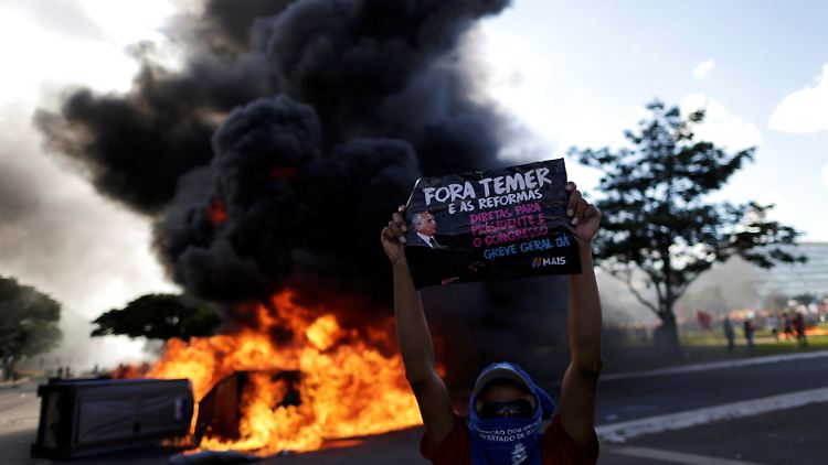 Dieser Demonstrant fordert nicht nur friedlich Temers Rücktritt.