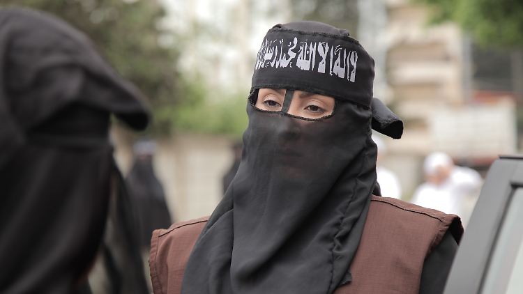 Die Schauspielerin Marwa Mohamed bei den Dreharbeiten für die Serie "Black Crow" des großen arabischen Fernsehsenders MBC.
