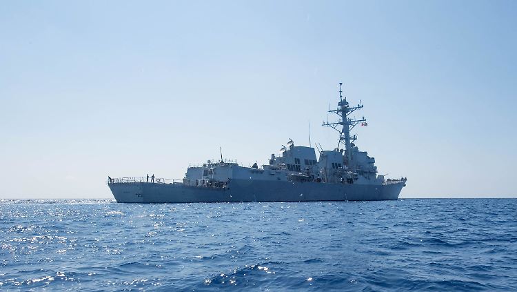 Das US-Kriegsschiff "USS Dewey" fährt durch ein Gebiet, das von China beansprucht wird.