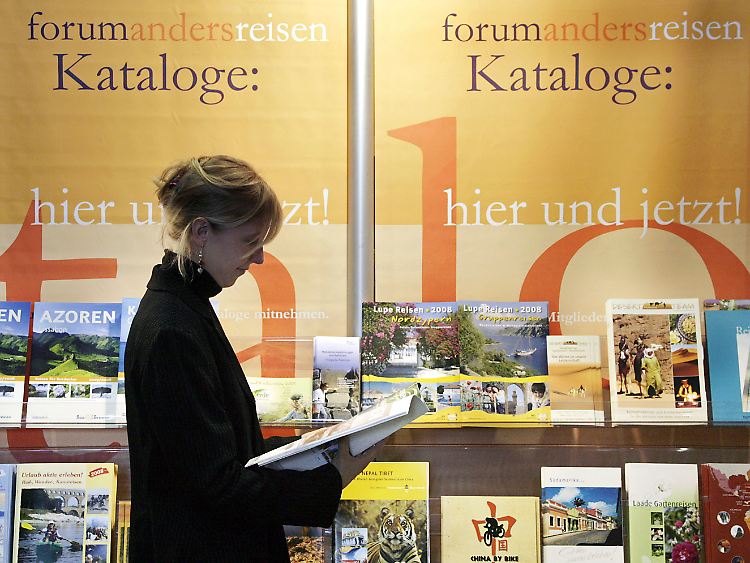 Steigendes Kundeninteresse: Stand des Verbandes für umwelt- und sozialverträglichen Tourismus, "forum anders reisen", der ca. 150 Reiseveranstalter umfasst, bei einer Tourismusmesse. (Archivbild)