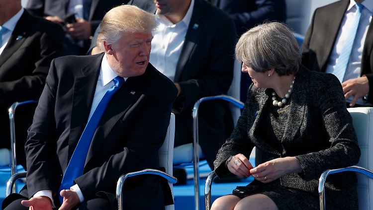 Ist das schon die britische Beschwerde? Donald Trump und Theresa May beim Nato-Gipfel in Brüssel.