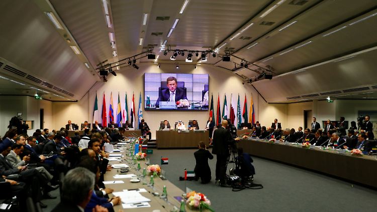 Milliardenfragen auf dem Verhandlungstisch: Russlands Energieminister Alexander Nowak spricht beim Opec-Treffen in Wien.