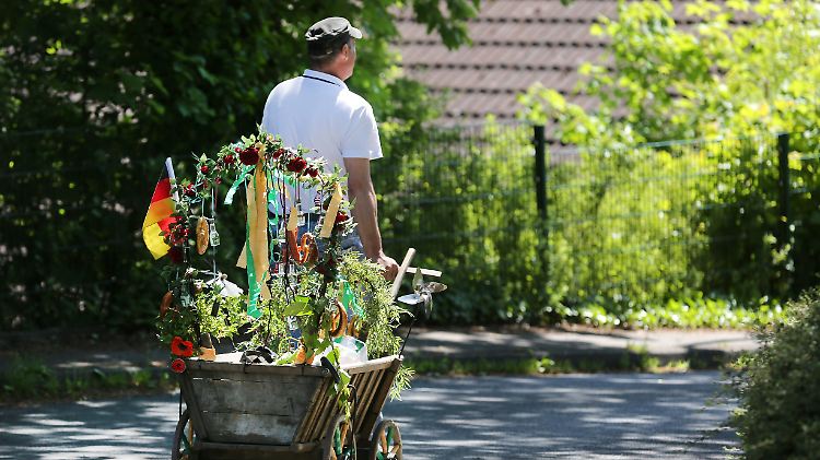 Wenig Feiertagsfreude im Dax: An Christi Himmelfahrt zieht es Gruppen junger Männer mit Bier und Bollerwagen ins Grüne.