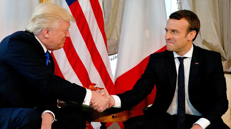 Macron (rechts) muss sich sichtlich anstrengen, um dem Handschlag von Trump zu widerstehen.