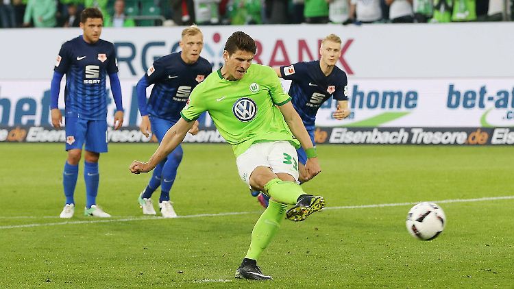 Mit einem Elfmeter brachte Mario Gomez die Wölfe in Führung.