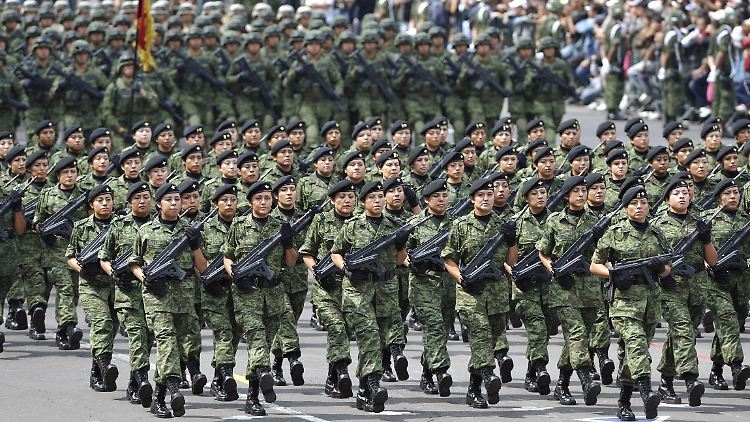 Mexikanische Soldaten bei einer Parade: Ist das Militär des Landes außer Kontrolle?
