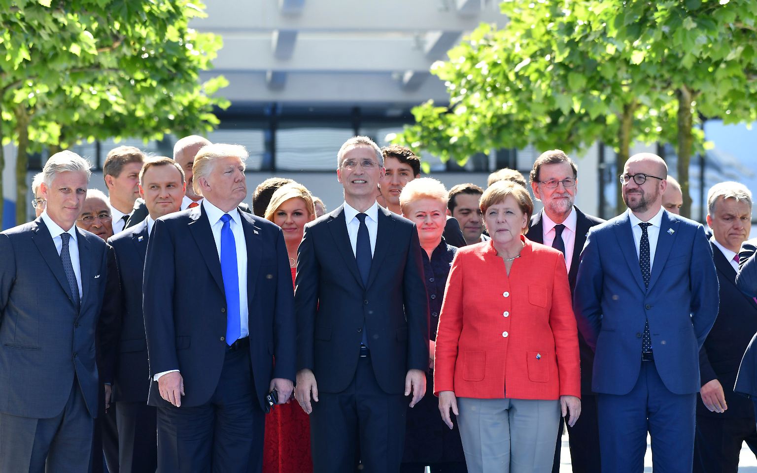 Die Gruppenbilder des Nato-Gipfels transportieren eine eindeutige Botschaft: ...