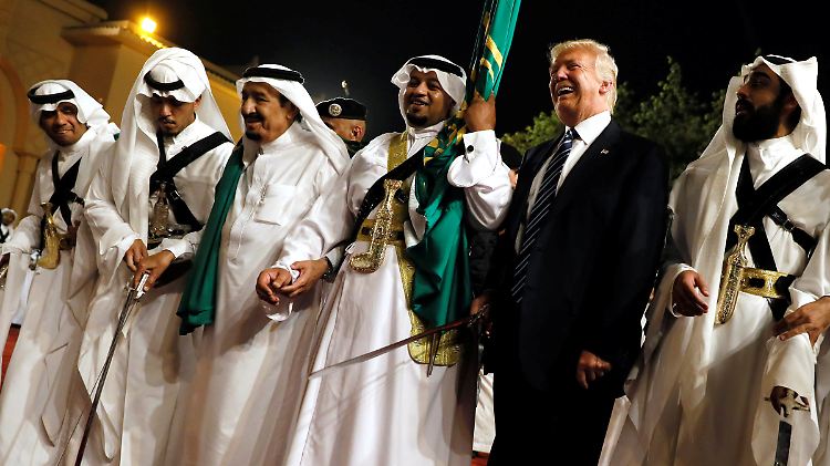 Der mit dem Schwert tanzt: US-Präsident Trump bestärkt die Saudis bei seinem Besuch in ihrem Kurs.